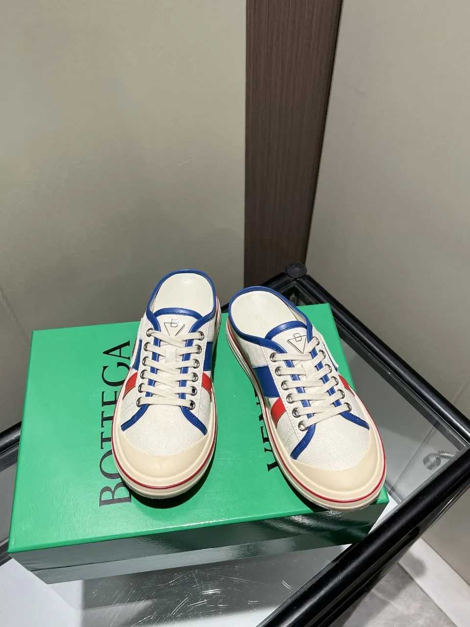 p500🐮🐮Bottega Veneta Bottega Veneta BV’s latest Eliot series retro basketball shoes casual sports canvas shoes will become a god when it is launched! [Celebration] [Celebration] A 1:1 copy of the original version, [Fireworks] original material, [Fireworks] original color system, inspired by retro basketball sneakers, the color combination highlights youthful vitality and perfectly interprets the theme of youth and childlike innocence. The details are also very particular. The summer canvas brings excellent durability and comfort. Designs such as calfskin trim, rubber toe caps and hand-painted retro red lines are full of retro feel. The round toe and convex sole add a modern feel and are suitable for various styles. Easily create a fashionable atmosphere. The upper foot is the focus...can be worn as a couple's shoes...each shoe has more taste and attitude! Fabric: Original customized high-density canvas + cowhide Lining: Original customized breathable canvas Insole: movable latex cowhide insole. Sole: original molded non-slip and wear-resistant TPU material. Sole thickness: 3cm. Size: women's size 35#-40#, men's size 39#-45#.